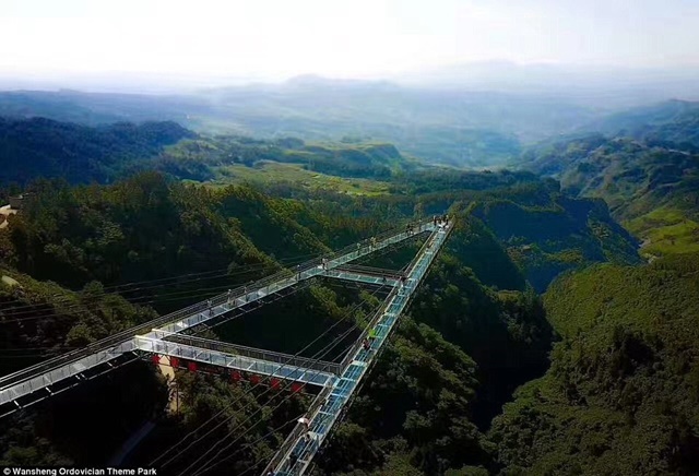 6 thử thách lòng dũng cảm của du khách trong công viên ở Trung Quốc